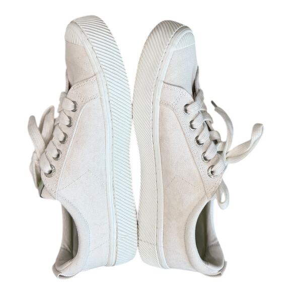 Cariuma Oca Low Sneaker in White - Picture 3 of 9
